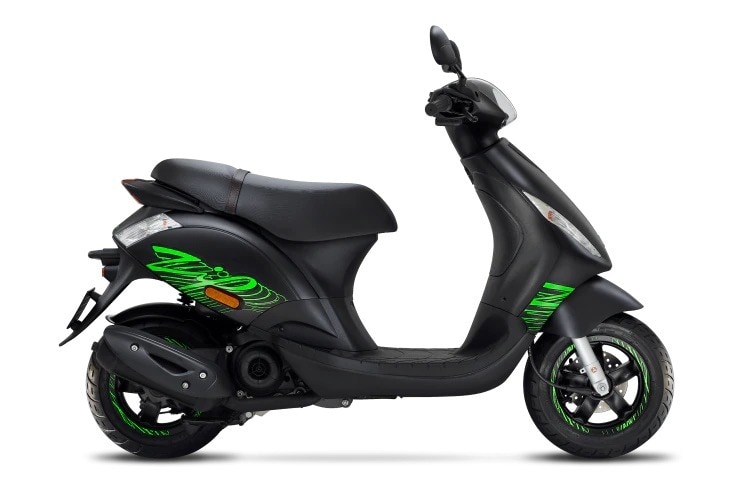 <div class='descrGalleryTitle'>Zip</div><div class='descrGalleryText'><p><b>Nato nel 1992</b> e assemblato in Spagna, era uno scooter entry-level a cui è riuscita (quasi) la stessa magia della Vespa e del Ciao: offrire <b>un veicolo alla portata di tutte le tasche, che piacesse indifferentemente a maschi e femmine </b>e che, non meno importante per i giovani, si prestasse anche alle elaborazioni più spinte, tanto che <b>in pista è stato protagonista</b> di campionati monomarca sia con i colori Malossi che Polini, e che è spesso risultato competitivo anche contro scooter di concezione più moderna. Insomma, <b>lo Zip&nbsp;è entrato a piedi pari nei sogni dei giovanissimi. </b>Sono gli anni dell’esplosione del fenomeno scooter e lo Zip, nato con motore ad aria e freni a tamburo fa rapidi passi avanti: arrivano il <b>freno a disco </b>davanti (Fast Rider) e il <b>raffreddamento a liquido</b> (SP). Nel 2000, con oltre 50.000 esemplari venduti, <b>fa il salto definitivo con la seconda serie:</b> carrozzeria ridisegnata, nuovi motori (anche 50 e 125 4T) e per <b>la sportivissima versione SP </b>una sospensione anteriore a biscottini&nbsp;che a parità di costo funziona meglio della classica forcella. Uno scooter vendutissimo, che è facile vedere in giro ancora oggi; anche perché <b>è ancora in produzione</b>, esteticamente fedele al restyling del 2000.</p>
</div>